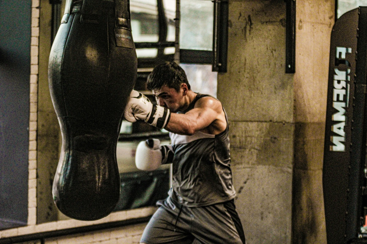 Boxtrainer beim Training am Sandsack